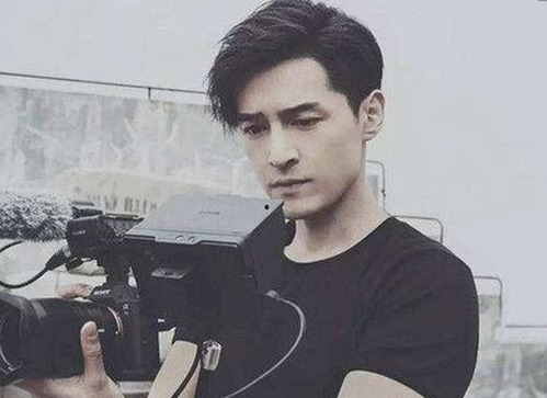 明星妆容背后：化妆师揭秘与娱乐圈的隐秘角落对比